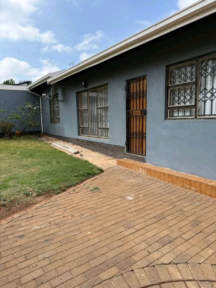 An open plan bachelor consists of a fitted ki  in Old Birch Acres