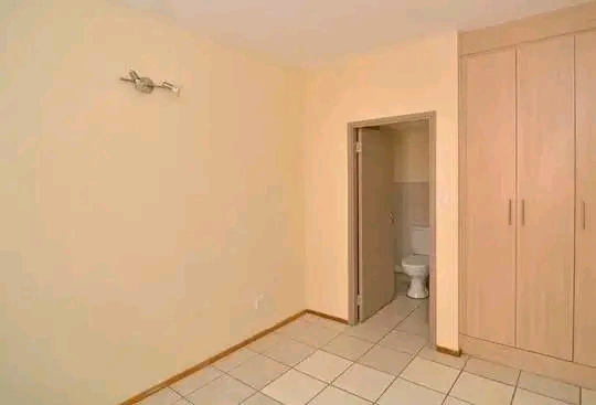 Comfortable home this inviting 1-bedroom home  in Lombardy East