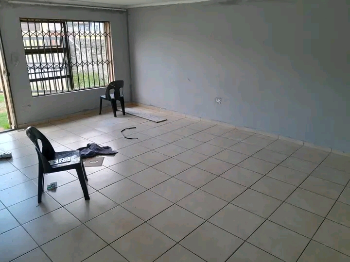 Very spacious open plan bachelor  available i  in Spruitview