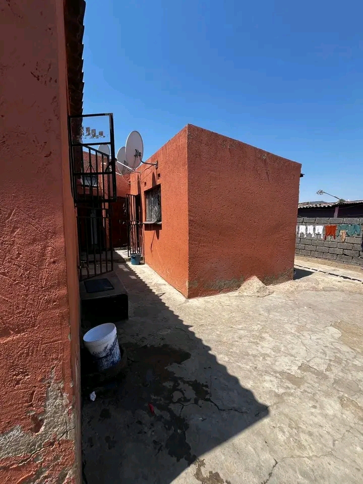 House for sale
this golden oldie 4 room hous  in Tembisa