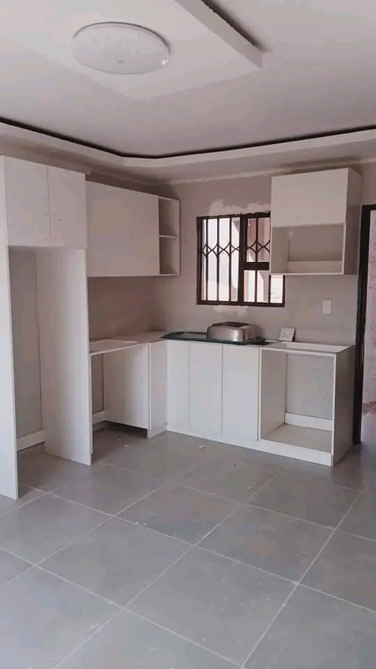 1 spacious bedroom cottage available, kitchen  in Kempton Park