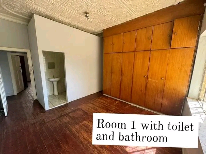 Rooms to let in a 3 bedroom house
room 1 (en  in Bezuidenhout Valley