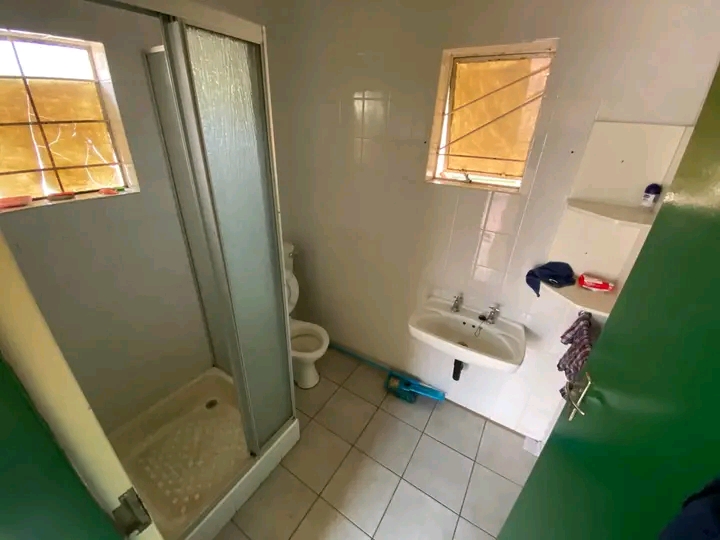 Small outside room for one person 
rent r190  in Jeppestown