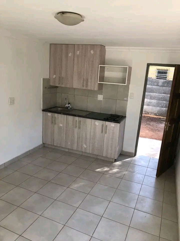 1 separate bedroom cottage with open plan kit  in Kempton Park
