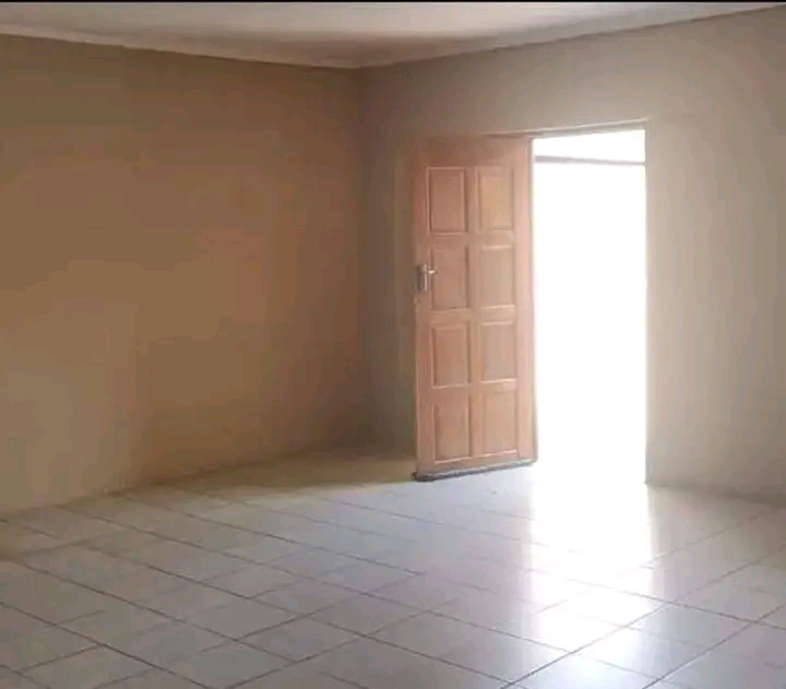 Garage room available in ext 3 rent 2200 nego  in Diepkloof