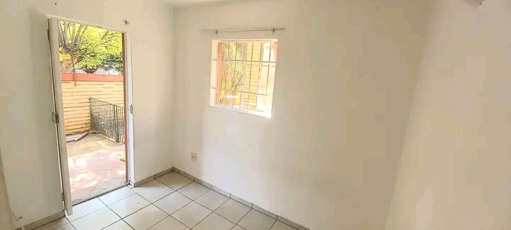 2 bedroom groundfloor townhouse,  open plan k  in Alberton