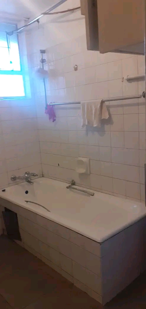 A clean medium sized room available for renta  in Sunnyside