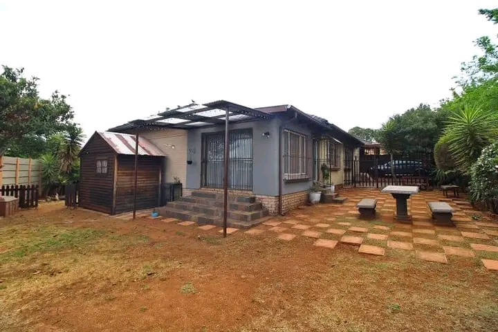 This beautiful 3 bedroom, 1 bathroom, kitchen  in Germiston