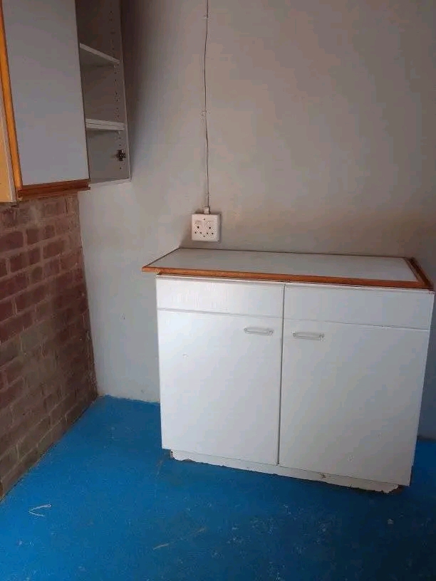 1 bedroom cottage to let. comes with kitchen   in Old Birch Acres
