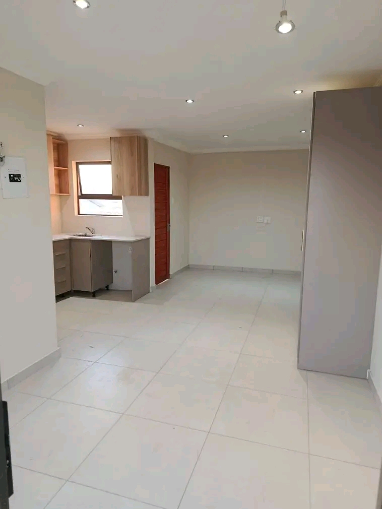 I am renting out a bachelor room in ext 78. t  in Clayville