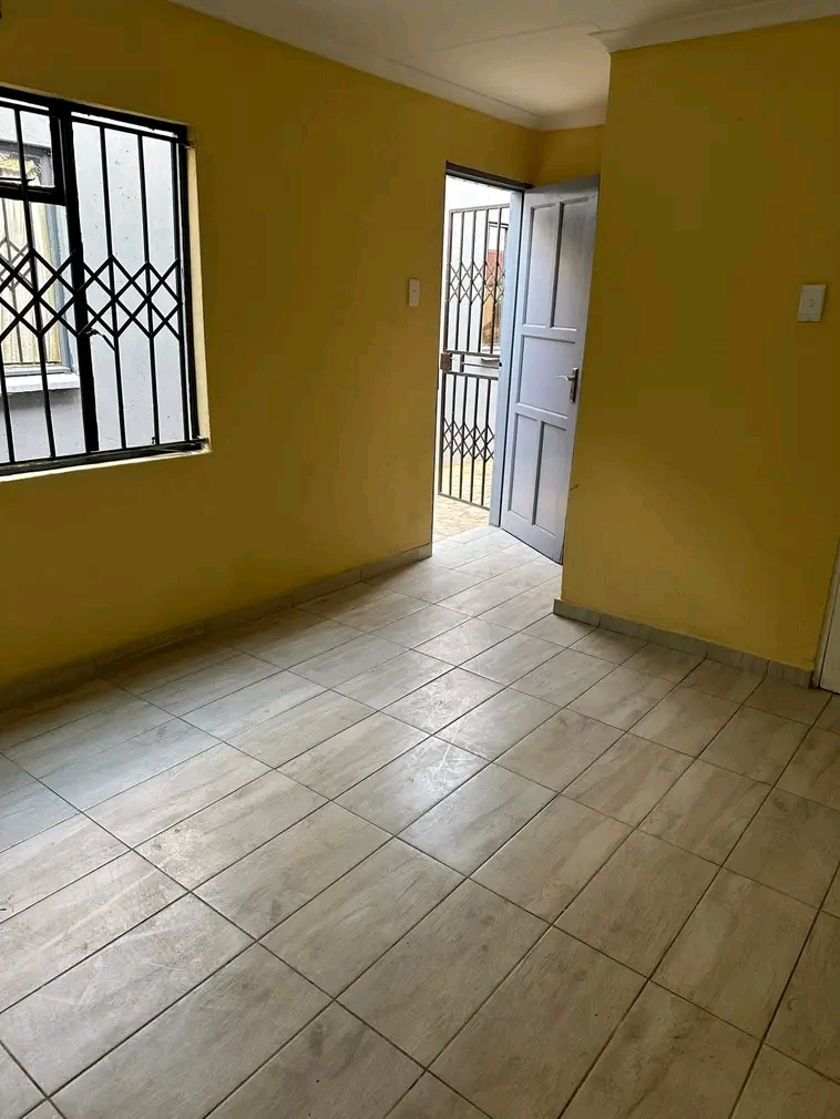 Grand batchelor rooms to rent
includes: kitc  in Tsakane