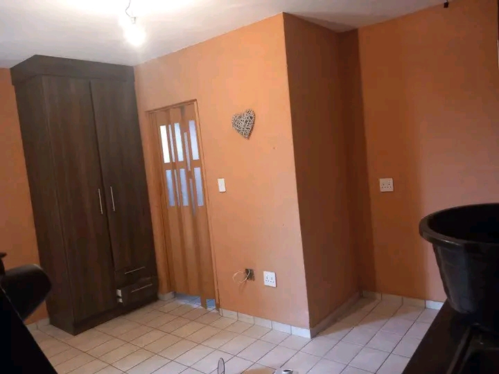 A spacious bachelor pad in ext 6 is available  in Cosmo City
