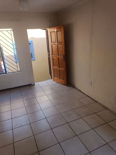 Room available for occupation in ext 27  on i  in Clayville