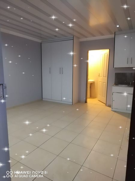 Spacious open plan ensuit available immediate  in Protea Glen