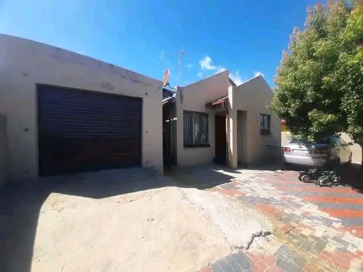 Full house  in extension 4
with:
2 bedroom   in Ebony Park