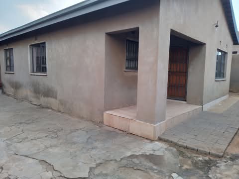 3 bedroom house available for immediate occup  in Pimville