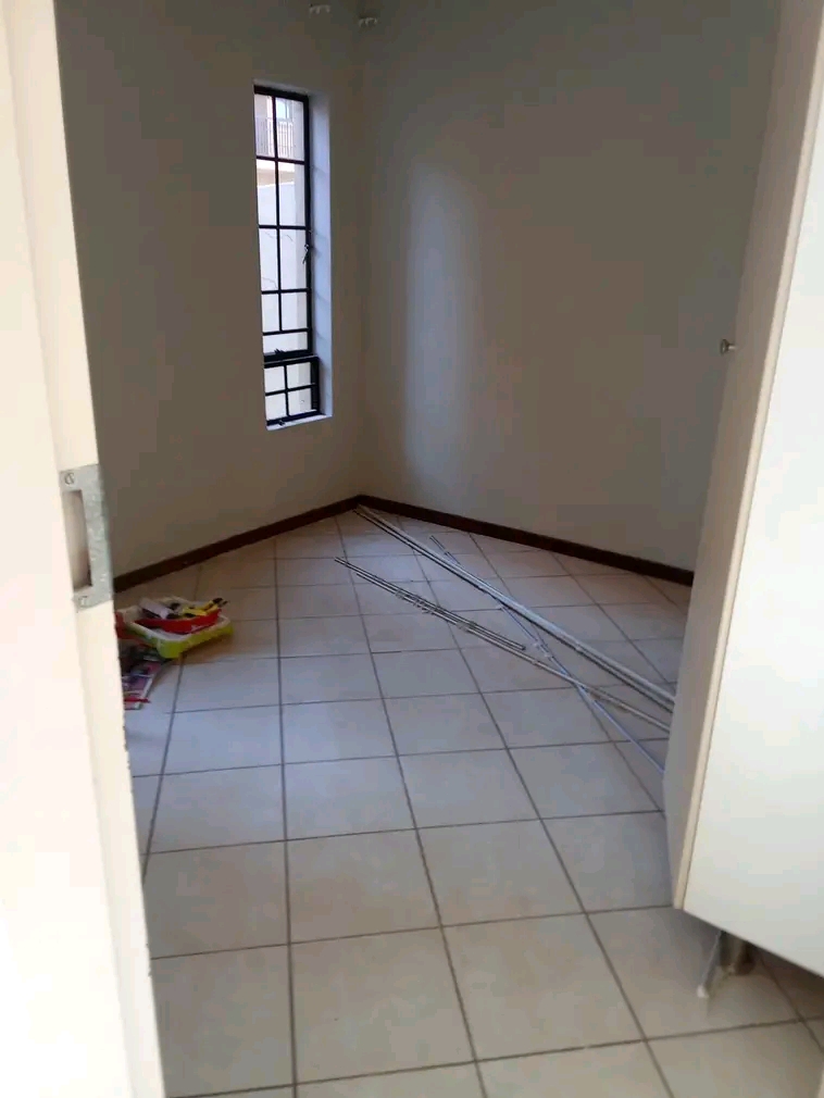 Newly renovated 2 bedroom in crescendo r7500   in Midrand