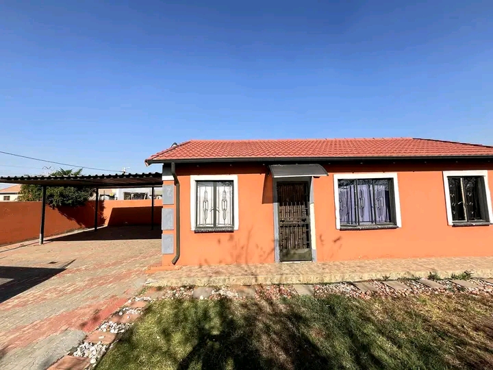 Neat & clean 3 bedroom house available immedi  in Windmill Park
