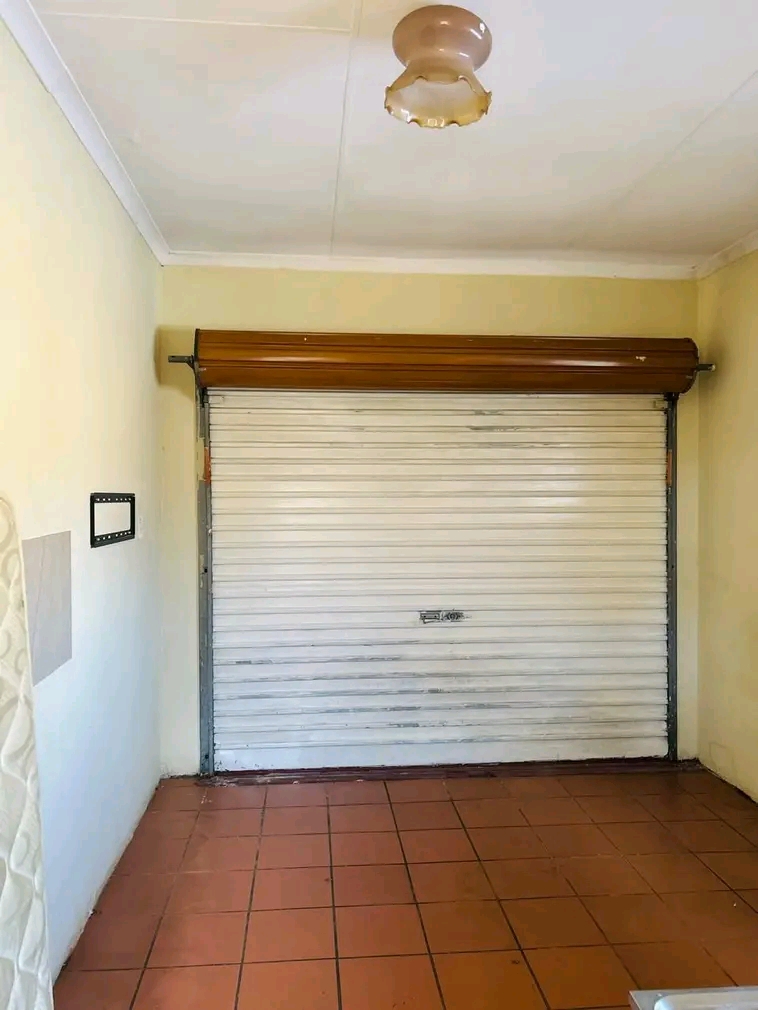 Garage room to let in phase 2, rent r2500, de  in Diepkloof