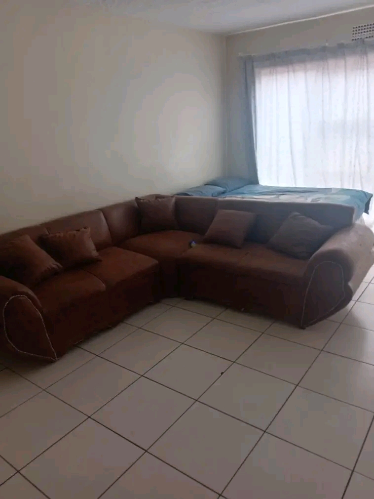 Big room to rent in a 1 bed flat.we share the  in Kempton Park