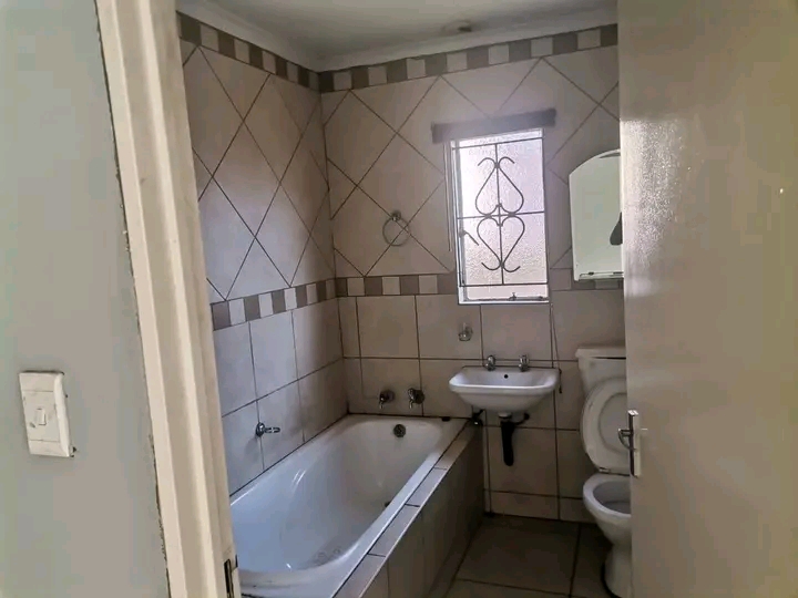 House for rental 
phumula garden
rental r55  in Vosloorus