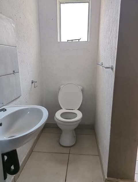 Bachelor room at ext1 rent r3300 including de  in Rabie ridge