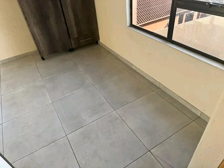 Bachelor room available in ext 36.

bachelo  in Olivenhoutbosch