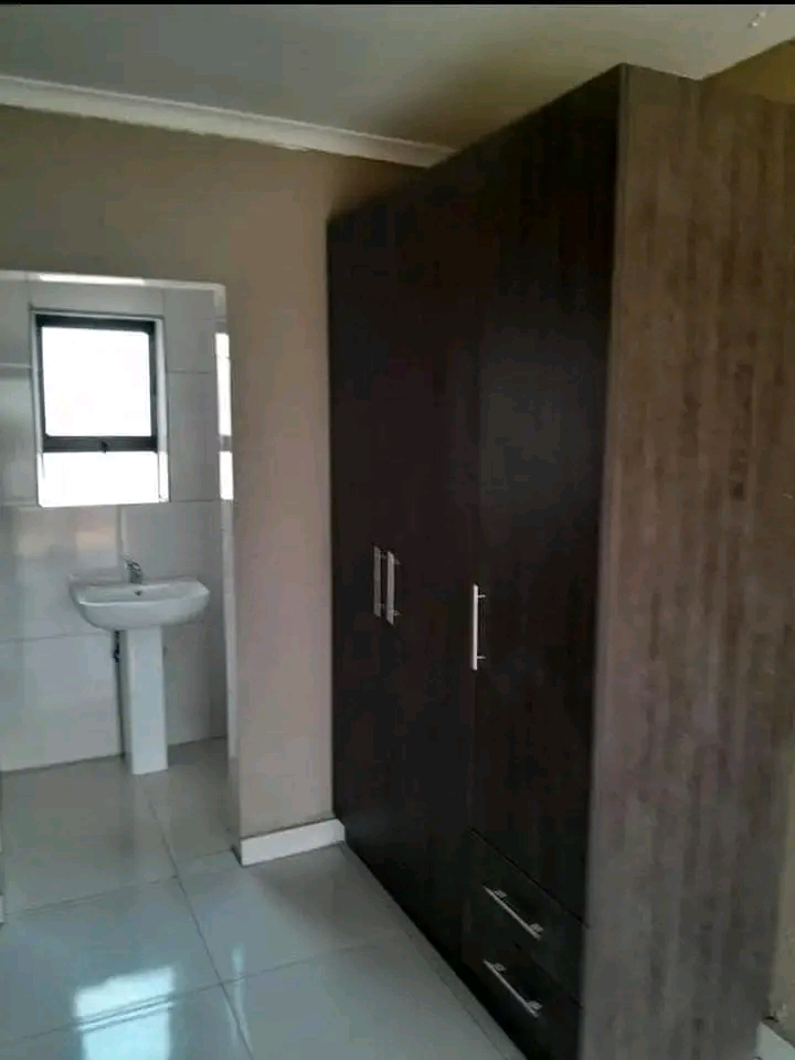 1 bedroom cottage consisting of a fitted kitc  in Kempton Park