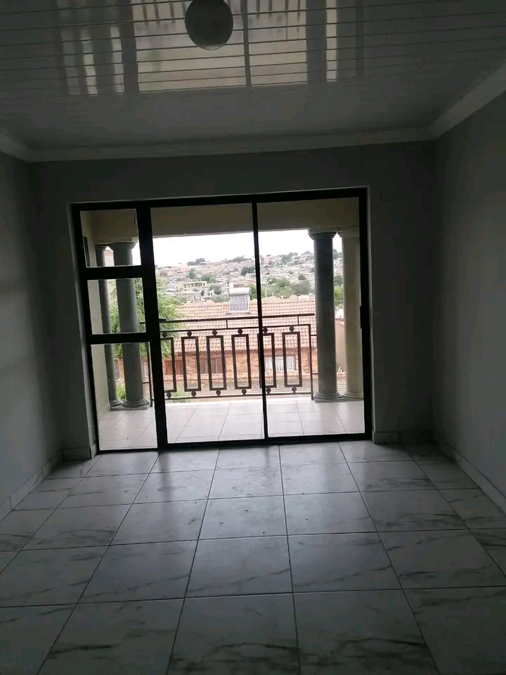 Cottage available in ex1 immediately with 
f  in Rabie ridge