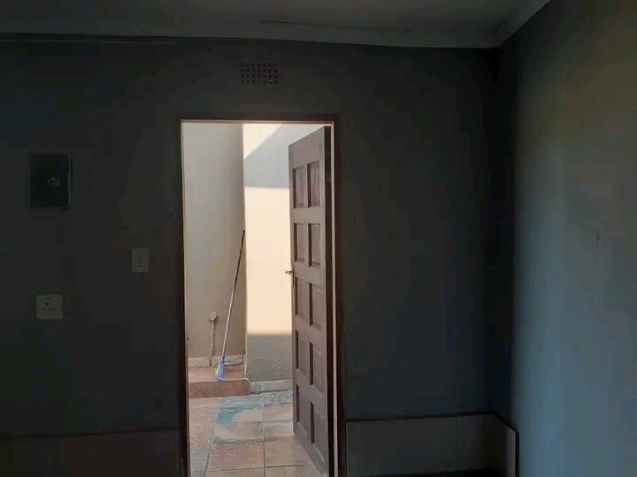 Beautiful garage with shared shower available  in Pimville