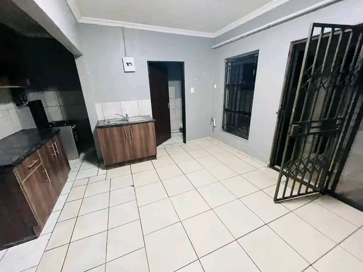1 spacious bedroom cottage with a fitted wald  in Norkem Park