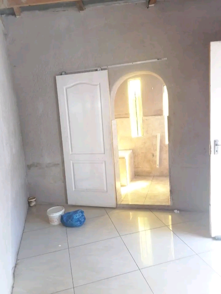 Room with bathroom nd toilet 🚽 available i  in Diepkloof