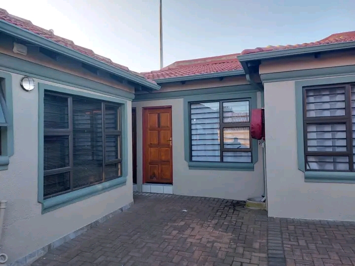 Neat room accommodation in close proximity to  in Vosloorus