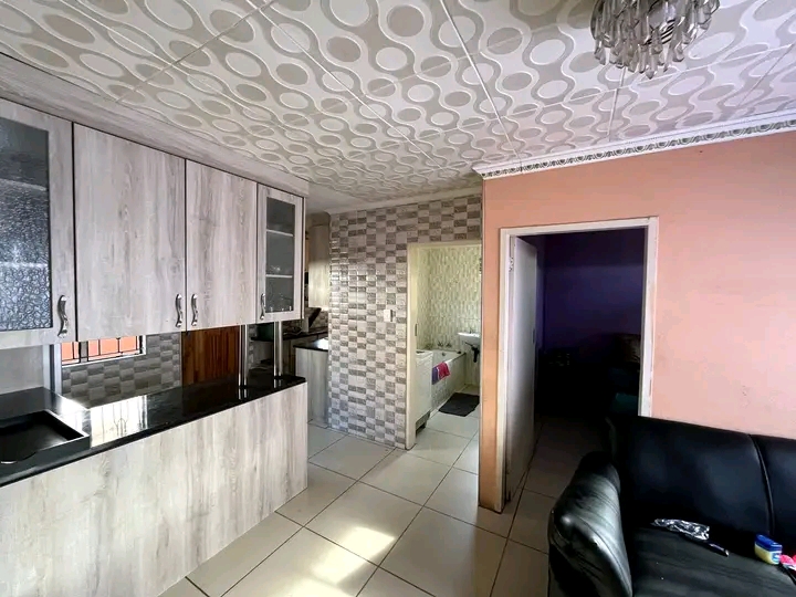 Neat & clean 3 bedroom house available immedi  in Windmill Park