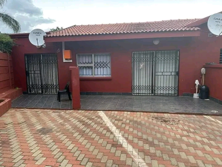 Spacious bachelor unit to rent with kitchenet  in Norkem Park