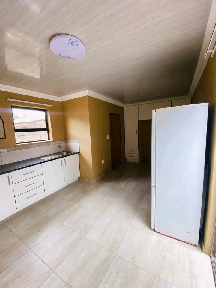 Spacious bachelor with a fitted cupboard,zink  in Birch Acres