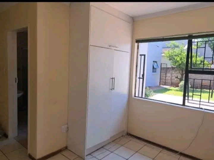 Spacious 4-bedroom home for rent – strubenv  in Roodepoort