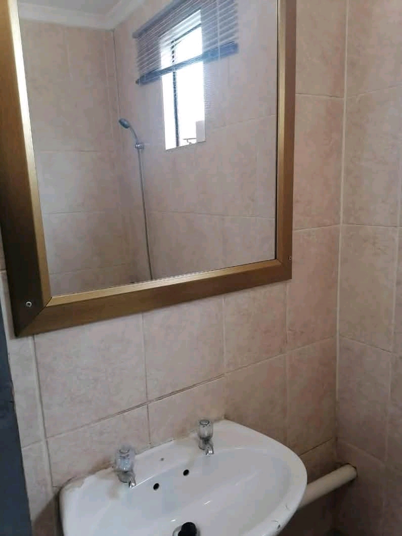Room available immediately for rental with sh  in Naturena