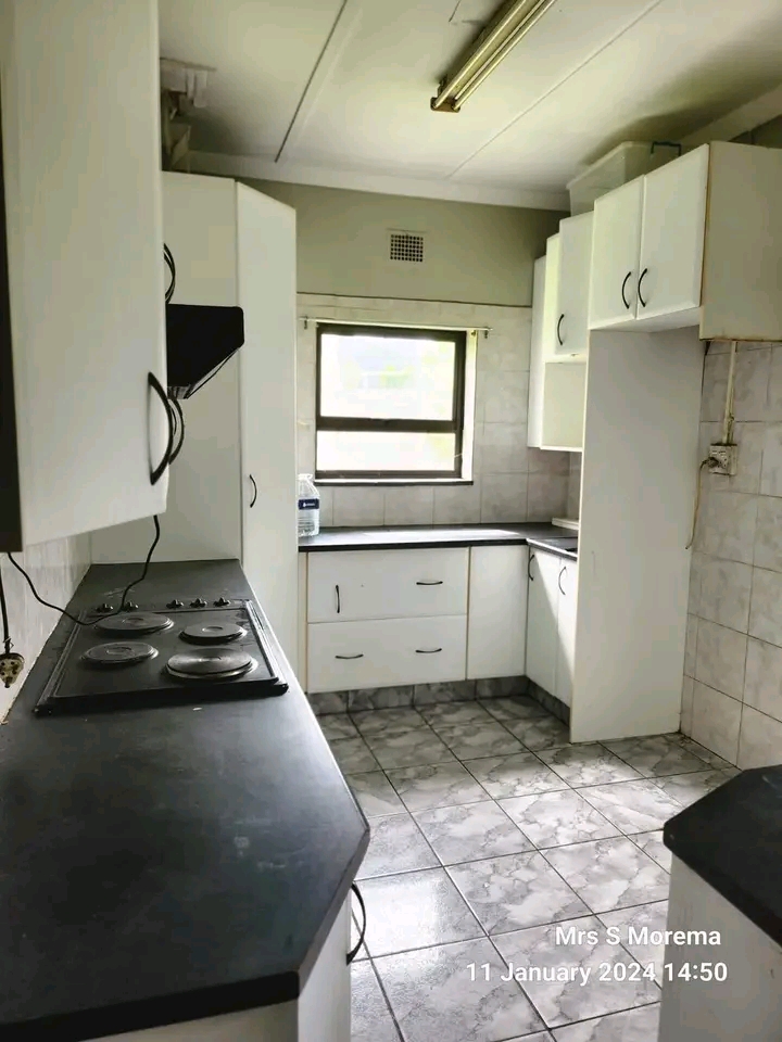 3 fitted bedrooms,fitted kitchen, lounge, sep  in Birchleigh