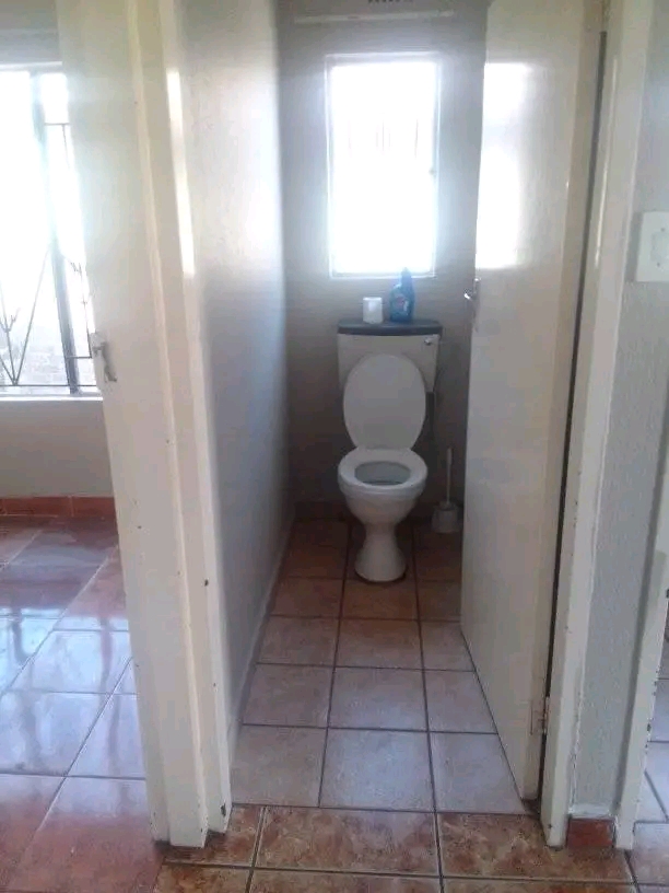 2 bedroom house -with 2 outside rooms -to ren  in Allandale