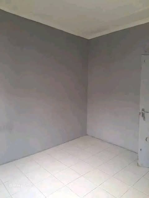 Room to rent  ext 2 
near lord khanyile hall  in Ivory Park