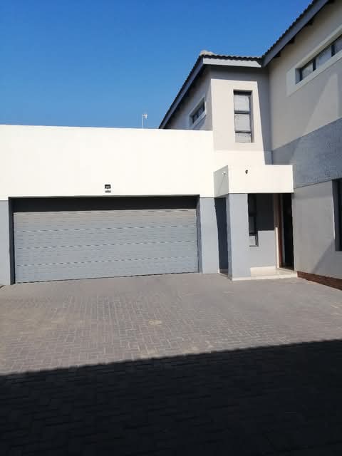 3 bedroom house with a swimming pool availabl  in Centurion