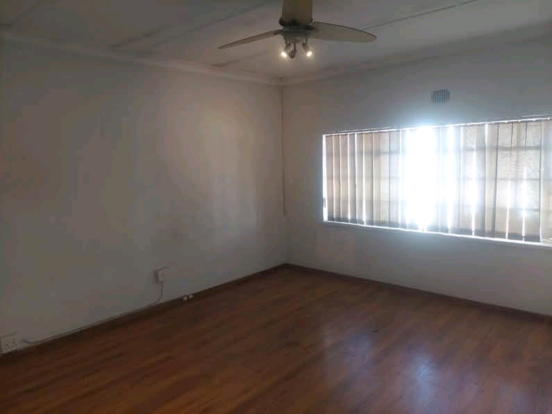 Rooms available in a house 
rent r3500
depo  in Edenvale