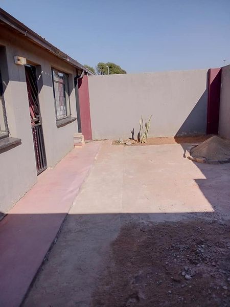 A couples big room to let at zola 3 next to z  in Zola