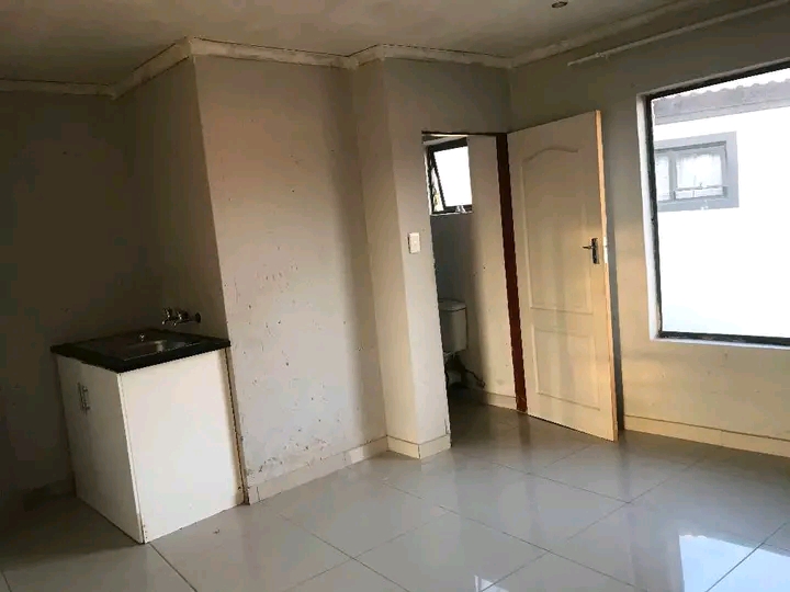 Room available in ext 8 immediately 
room ha  in Cosmo City