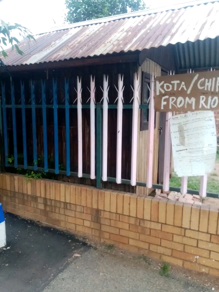Kota shop for rent r1000 call or whatsapp  in Rosettenville