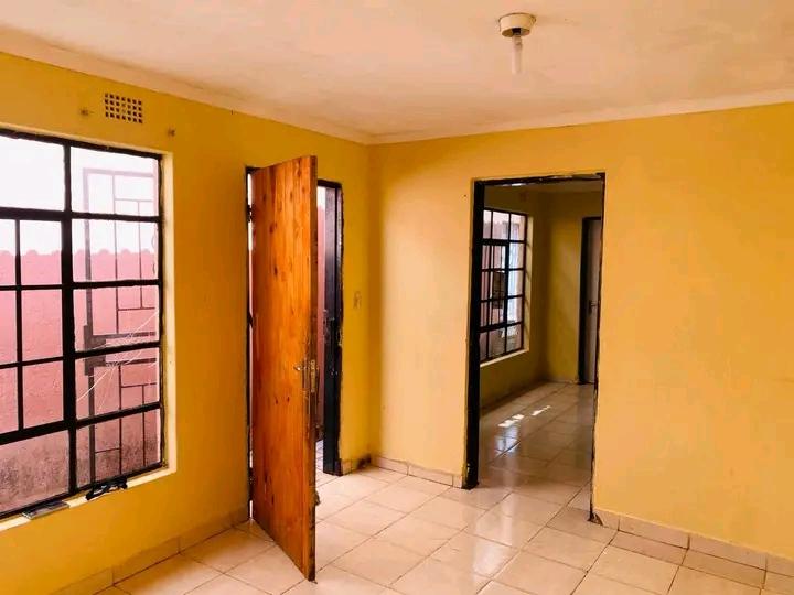 Bachelors available in ex2 
with 
toilet an  in Rabie ridge