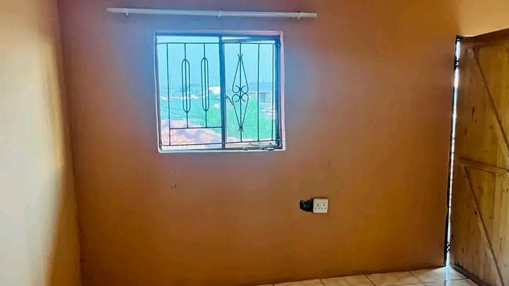 Cottage available for r2200 in ext2,no parkin  in Cosmo City