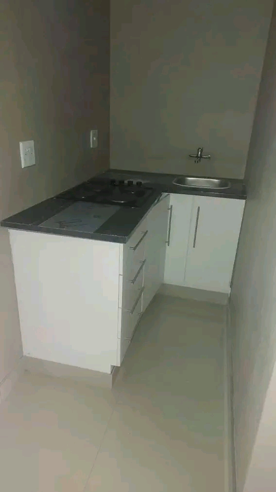 Ensuite room available @ ext2
*own kitchenet  in Chiawelo
