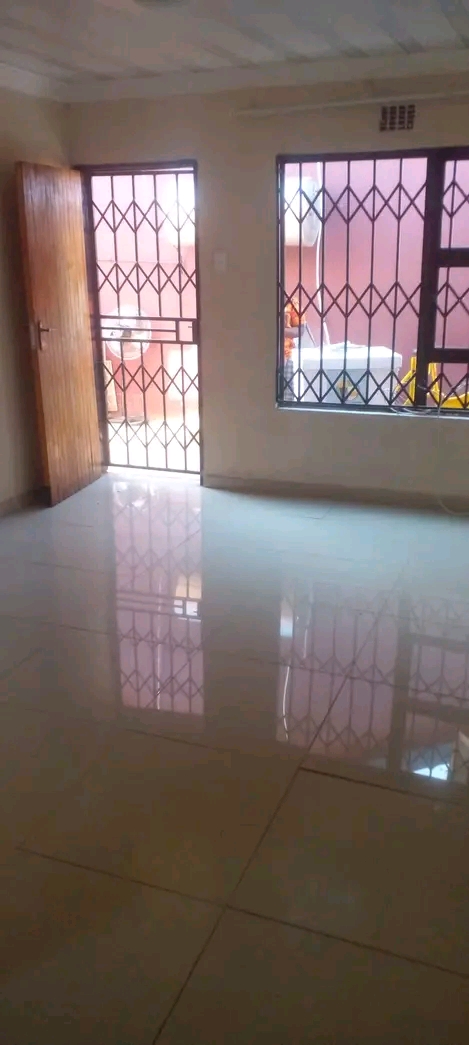 Room to rent in ext 11 (soweto). rent r1000 n  in Protea Glen
